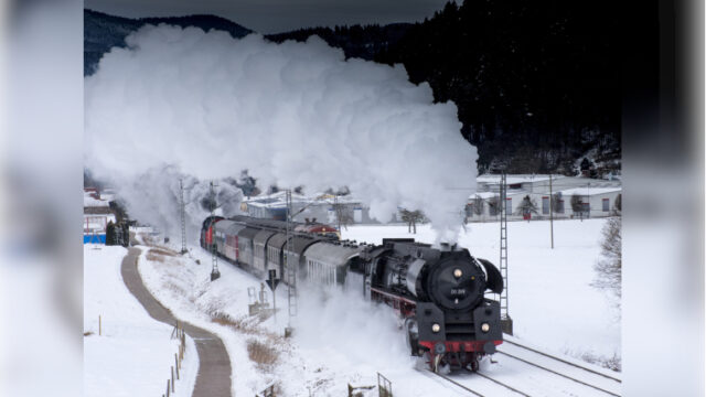 列車のイメージ　雪の中を走る蒸気機関車